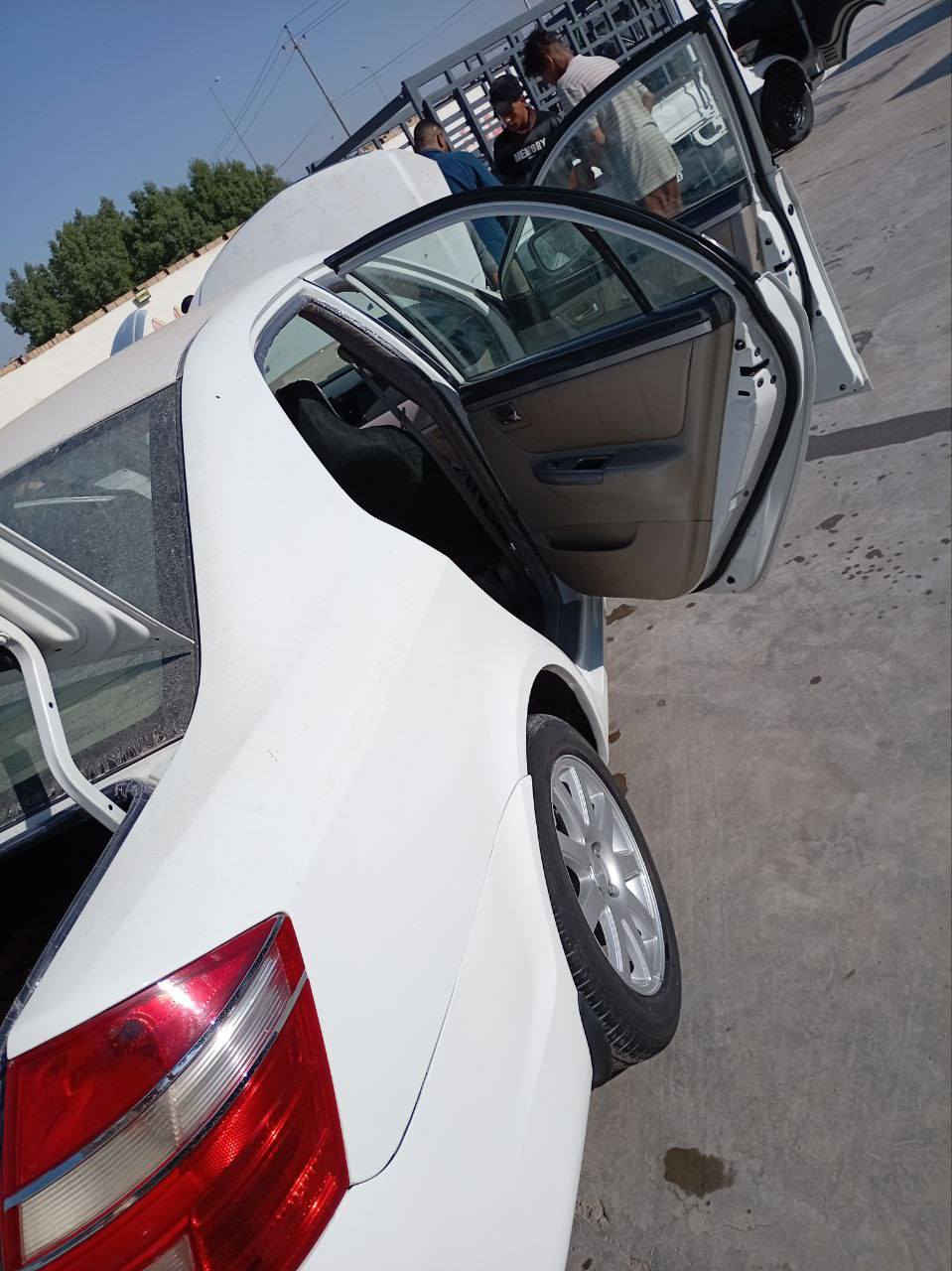 سيارة للبيع جيلي موبل موديل 2012 سيارة حلوة مابيها شي ماعدة مكينتها تنقص قليل وباب خلف العبري بارد سعرها 60 وبي مجال  مكاني الديوانيه للاستفسار ***********
