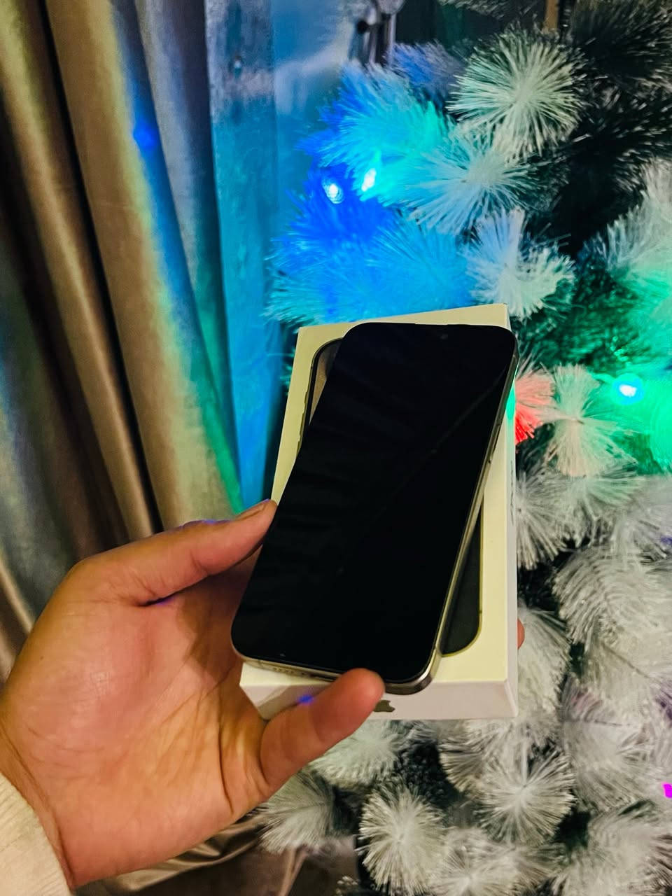iPhone 15 pro max
ذاكره 256 
بطاريه 93 
نموذج m
دبل سيم 
جهاز مبدل شاشه فقط 
فيس ايدي شغال 
كله شغال بدون خلل شرط 
سعره 630 الف 
***********
