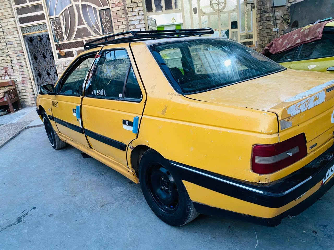 السلام عليكم بيجو بارص 2010للبيع رقم انكليزيز ي مصفره ترايك وين ميعجبك مكان السيارة واسط الصويره رقم الهاتف *********** السعر 30$وبيها مجال
