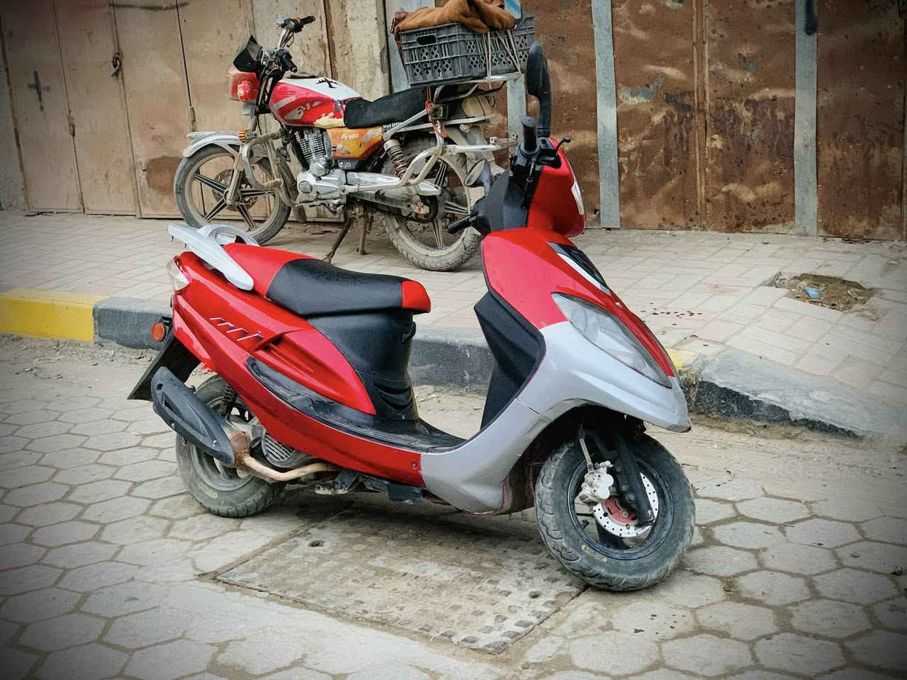 يالله السلام عليكم مستعجل علبيع درتجه سايم ابو عيون مسجل او كامل موديل 19 
تحويلك ثانيوم مكينه تمام كشر حلو كدام عينك كهربايات كلها شغاله السعر 850 او بي مجال للطيبين مكاني الرمادي شارع 17 
***********
