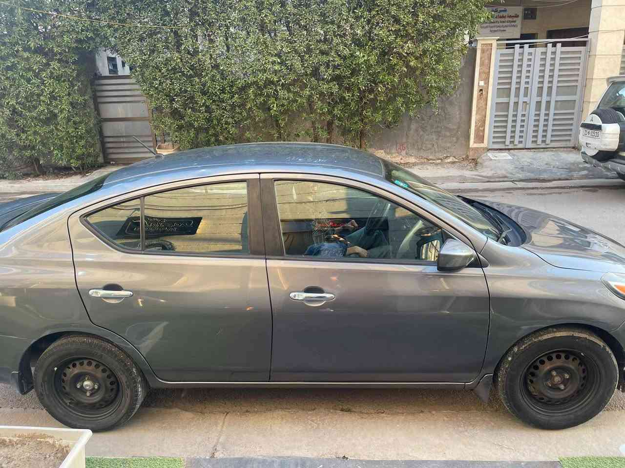 سلام عليكم نيسان فيرسه مديال 2018 بيه بابين وجملغ  وقبق الجنطه مفتوح مرجعنه نفسه سياره مكينه كير خير من الله مكان السياره بغداد منصور *********** السعر 83 بيه مجال
