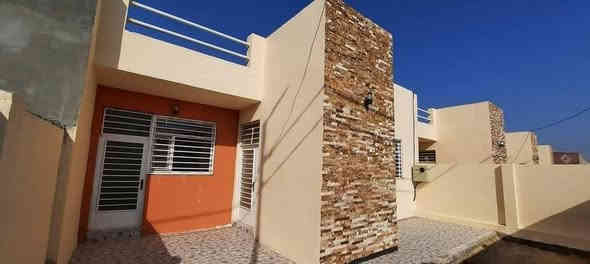 بيت في مجمع اللؤلؤه الربع الاول مساحة 200متر بسعر 190 طابق واحد البيت جاهز للسكن تحت البناء 151 والباقي كراج وحديقه يحتوي على غرفتين ارضيه وصاله واستقبال ومجموعه صحيه للخطار ومجموعه صحيه داخليه ومساحة الغرف 4*4 و الاخرى 4*3 والبناء طابوك جمهوري والموقع مميز امام 
حديقه ***********
