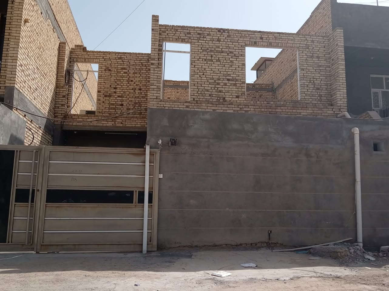 بيت للبيع مساحته 200متر الاسكان الصناعي نهاية النزله الاوله حي المهندسين بالفرع مال بقالة المنتضر ثاني فرع علا ايدك اليسره بالفرع مال مجمع نور الزهراء ثالث بيت علا ايدك اليسره البيت مطلوب اسكان 30   
***********ابو علي العقار نستقبل جميع العروض من قطع وبيوت زوروا موقعنا في شارع النهر
