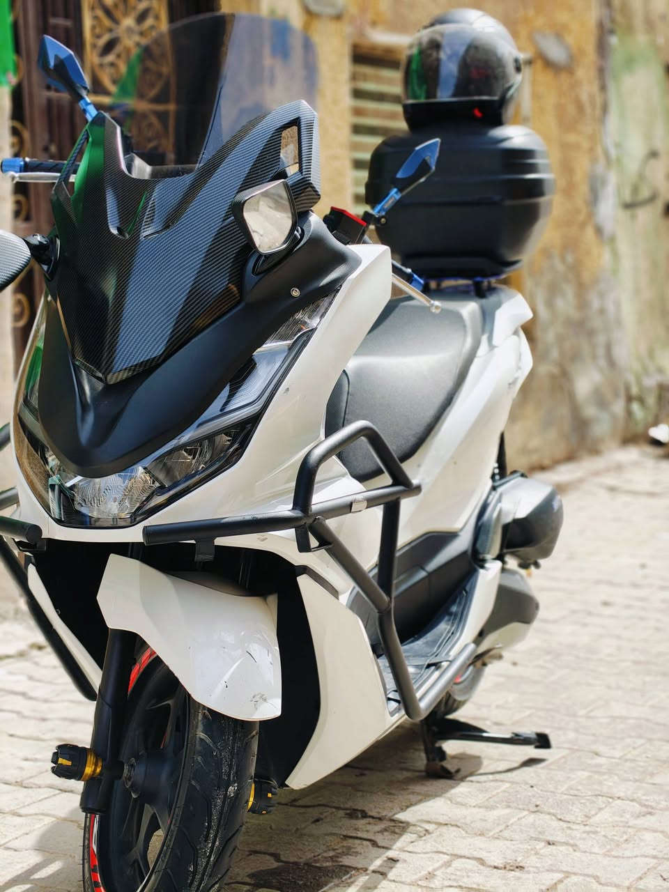 سلام عليكم شباب دراجه للبيع 
ياباني KF اصلي ماشيه ١٦الف يعني زيرو
مكفولة كفالة عامه وبيه تزويد مرتب فول 
مكاني بغداد مدينة الصدر 
رقم ***********
