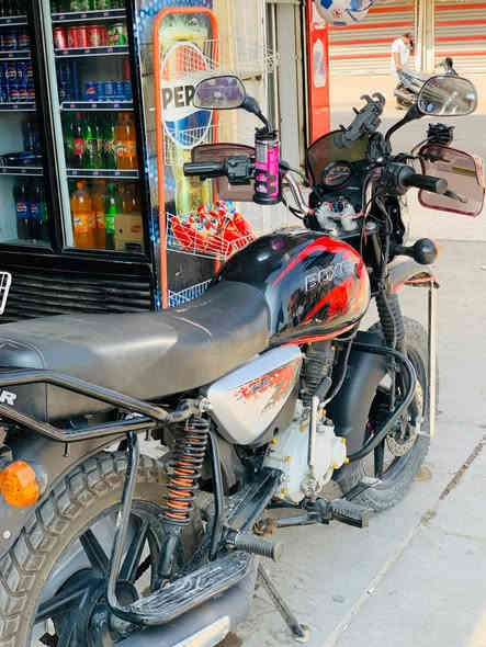 دراجه بوكسر موديل ٢٠٢٢ شهر ال١٠ الدراجه نضيفه كلش مرقمه باقي كم يوم استلم لوحة انكليزي  سعر مليونين و٣٠٠ وبيها مجال باقي التفاصيل اتصل ع رقم *********** مكاني بغداد الحسينيه
