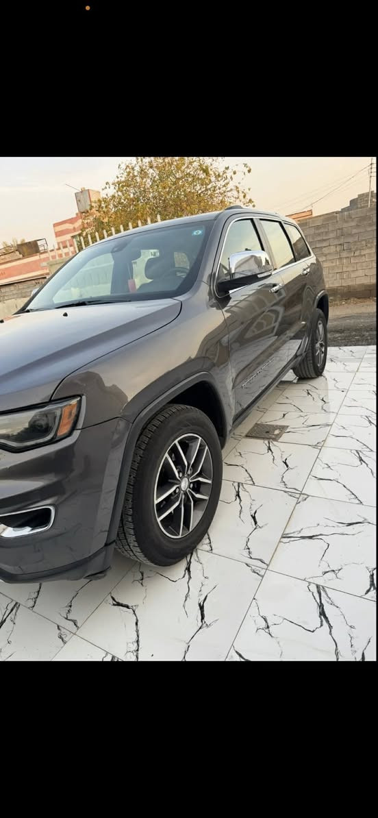 ‏ Jeep Grand cherokee Limited 2017
‏4x4
فول مواصفات كل المواصفات بيها 
بنوراما 
كشن جلد وتدفئه وستيرن تدفئه
كير 8 سرعات 
صندوق كهرباء 
كشن كهرباء
نظام Selec-Terrain (ثلج – رمل – طين – أوتو)
مانع انزلاق 
مساعد نزول المرتفعات
دوزون (تحكم مناخي مزدوج)
مقود جلد مع تحكمات
مرايا كهرباء مع تسخين
تشغيل عن بعد 
كاميرا خلفية
حساسات خلفية وأماميه
كل المواصفات بيها فول 
رقم بغداد الجديد 
ماشيه( 97 ) الف
حادثها بابين (باب الصدر والي وراه) مبدلات بدون صبغ
السعر 200$
اتصال فقط
***********
