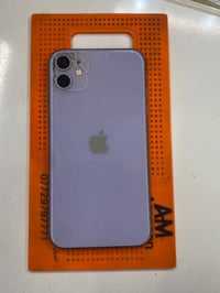 ايفون 11 عادي للبيع الموبايل مثل ما موضح بالصورة ما مفتوح ذاكرة 128 بط...