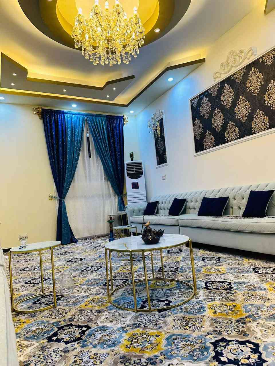 بيت في امن اداخلي بحي الجهاد قريب شارع القائد بناء حديث ديلوكس طابقين الطابق الأول يحتوي على غرفتين نوم وصاله جبيره ديوانيه جبيره وحوش كبير طابق الثاني غرفتين نضام سويت البيت بي سطحين كله شغل درجه 
اوله متوفر جميع الخدمات تبلط مدارس سعر البيت 265 نوع الطابو مالك 
صرف يتحول ابسم المشتري رقم صاحب البيت *********** أبو وسام
