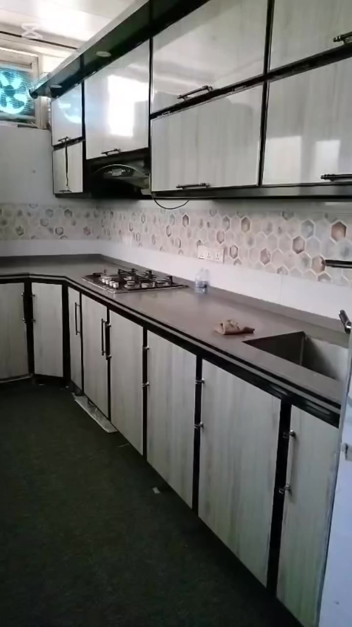 إعلان بيع كاونتر متكامل (مع الطباخ والشافطة) 🏠✨
التفاصيل:

للبيع كاونتر مطبخ مع ملحقاته الكاملة، بحالة ممتازة ونظافة عالية جداً (استخدام سنة واحدة فقط) كما موضح في الفيديو:

• الكاونتر: مع الملحق الخاص به، تصميم مرتب ومتين.

• الطباخ: طباخ "منه وبي" (بلت إن) شغال ونظيف جداً.

• شافطة الدهون: شافطة أصلية شغالة وبحالة ممتازة.

المميزات:

• الاستخدام سنة واحدة فقط، والقطع كلها نظيفة وما بيها أي عيوب أو شخوط.

• البيع للمجموعة كاملة (كاونتر + ملحق + طباخ + شافطة).

العنوان:

الديوانية - حي الجمهوري - قرب لحوم الشافعي (أو قرب ملعب الاتفاق).

السعر: [2مليونين اله ربع ] (قابل للتفاوض ).

للتواصل والاستفسار:

يرجى المراسلة على الخاص (Direct Message)


**إذا كنت صاحب هذا الإعلان وتريد حذفه لأي سبب، رجاءا أرسل رسالة إلى الدعم الفني**