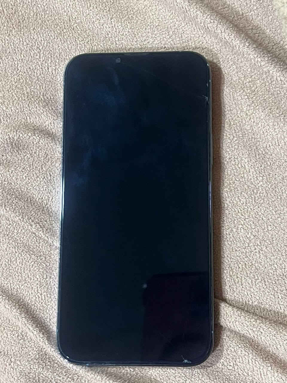 سلام عليكم
ايفون 13 برو ماكس مكفول نضيف شخط مابي 
ذاكره256 بطارية 85
امريكي نموذج A
والشاشه الي بصورة هاي لزكه مكسوره
سعر 700
مكاني حله 
الرقم ***********
