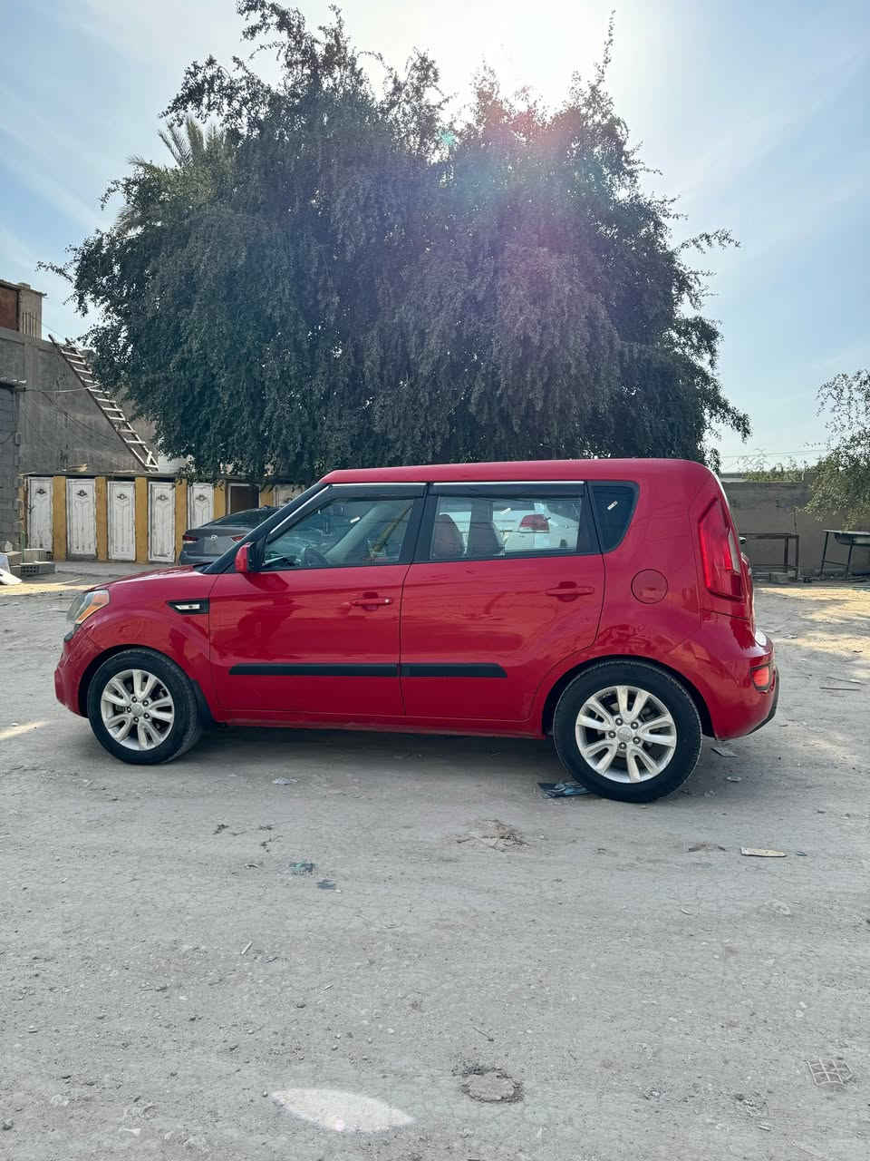 🚗 كيا صول 2013 (وارد أمريكي) - للبيع فقط 🚗
السيارة باسمي وتحويلها مضمون، وجاهزة من كل النواحي.
🔹 المواصفات والتفاصيل:
 المحرك: 1600 GDI.
 الرقم: رقم دولي جديد (بابل)، الهزة جديدة والسنوية كاملة.
 التحكمات: تحكم ستيرن كامل.
 التبريد والكير والمحرك: مكفولات كفالة عام وجاهزات 100%.
 الحادث: جاملغ وبنيد فقط (السونار موجود وواضح للي يحب يشوفه).
📍 المكان:
 كربلاء المقدسة - قرب مدينة ألعاب السندباد.
💰 السعر:
 100 ورقة ($10,000) وبيه مجال للشراي الطيب.
⚠️ ملاحظات صارمة (الرجاء القراءة قبل الاتصال):

🚫 لا أراوس (البيع نقد فقط).
🚫 أبو الأقساط لا يتعب نفسه ويخابر.
🚫 المو شراي وما جاد، يرحم والديكم لا يتصل ويضيع الوقت.
🌐 غير متواجد على الإنترنت نهائياً، التواصل عبر الهاتف فقط

📞 للاستفسار والاتصال المباشر:
 ***********
