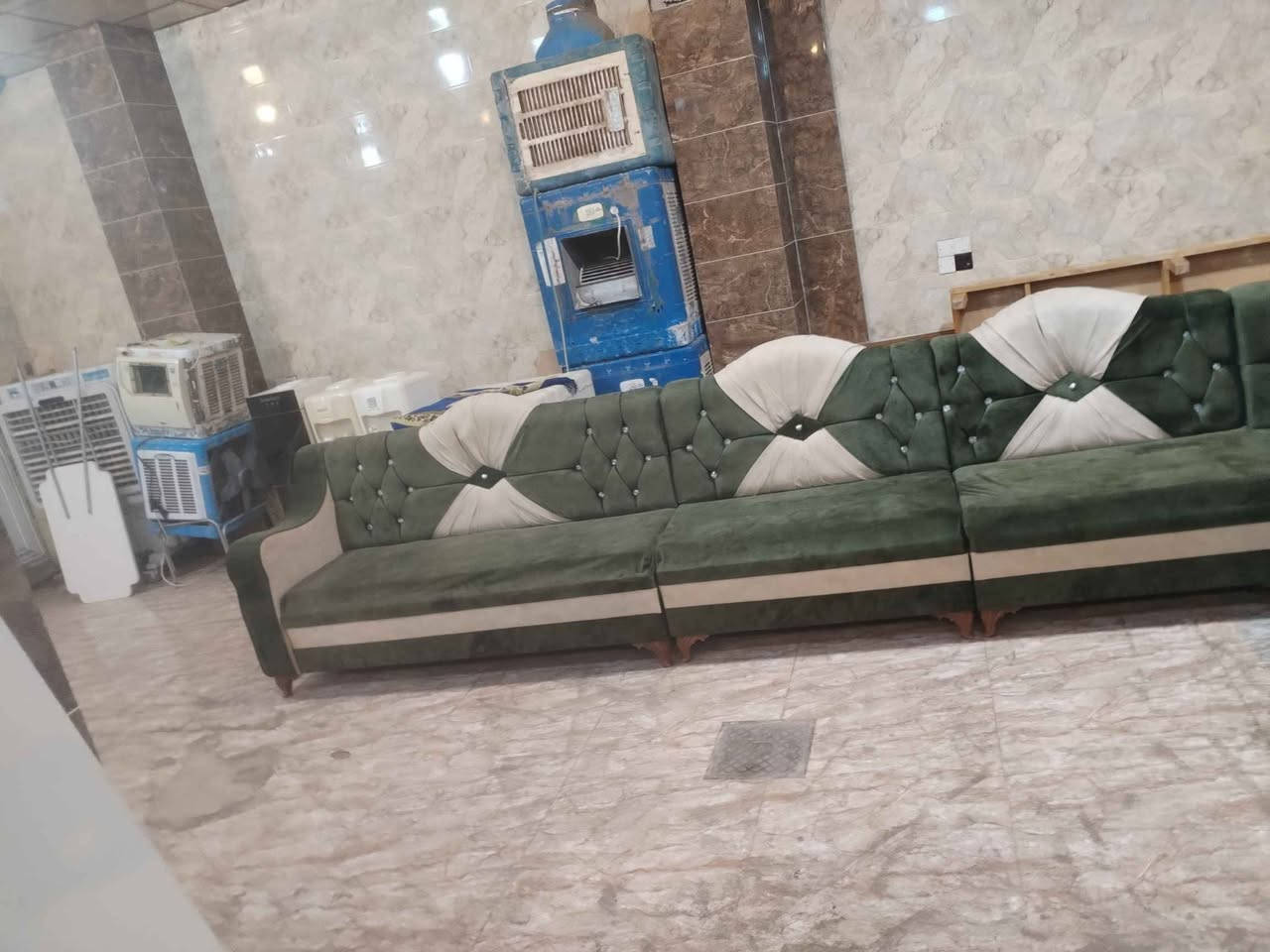 ديوان مستعمل قليل نظيف للبيع عنوان كركوك قادسيه قرب تقاطع الحريه مجاور مول ئألتو ستي للاستفسار الاتصال على الرقم
*********** Singapore
