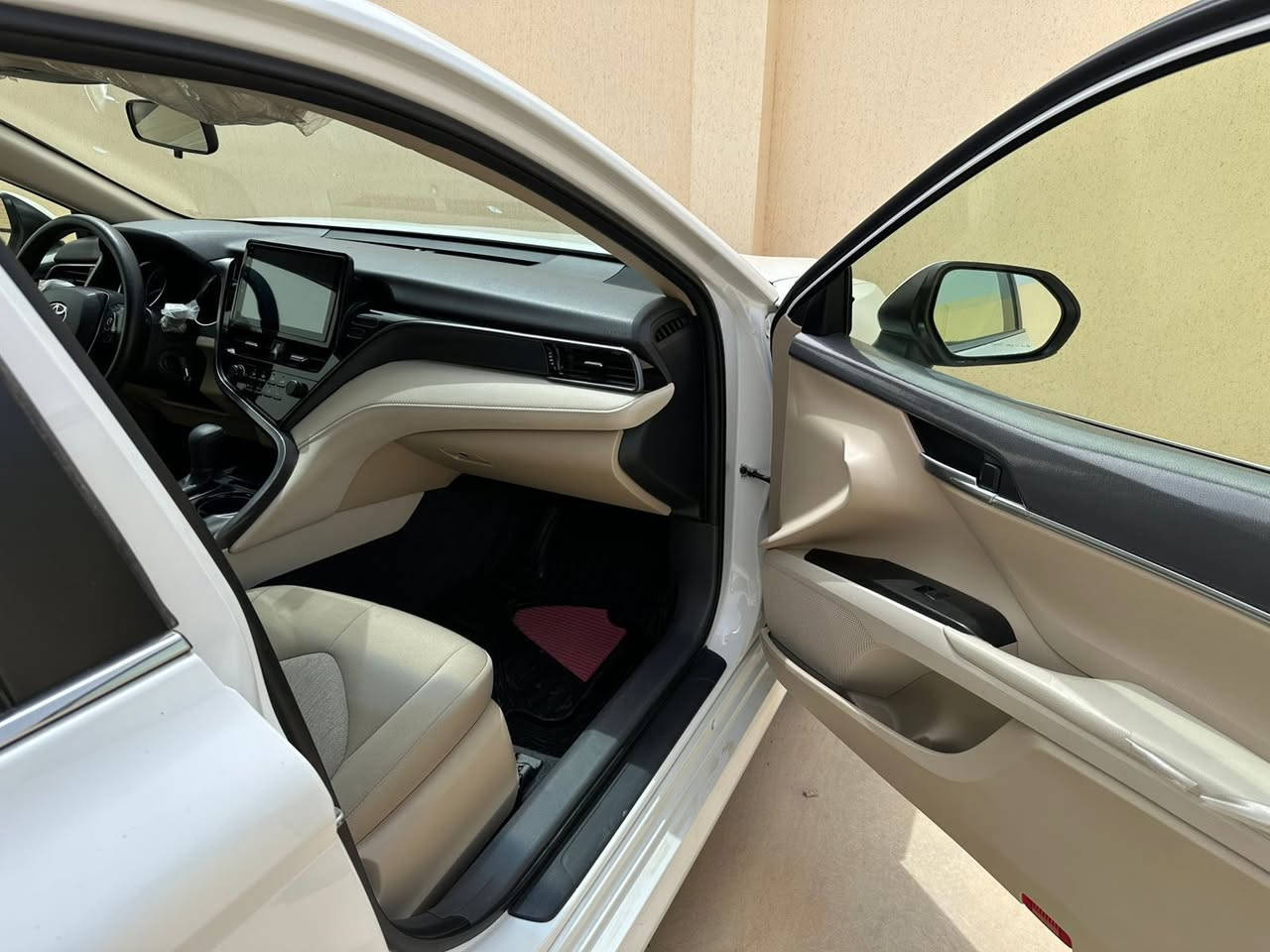 كامري خليجي وكالة سيد نهرو
لون ابيض لؤلؤي 
Le 
حساسات 
تبريد خلفي
ماشيه ٤٤ الف كيلو متر
السعر المطلوب ٢٣٥ وبيها مجال شي قليل 
ملاحظة: يوجد رصعة خفيفة جداً بالچاملغ الامامي من جهة السايق 
البقية وضع الشركة بشكل كامل 
للاتصال ***********
