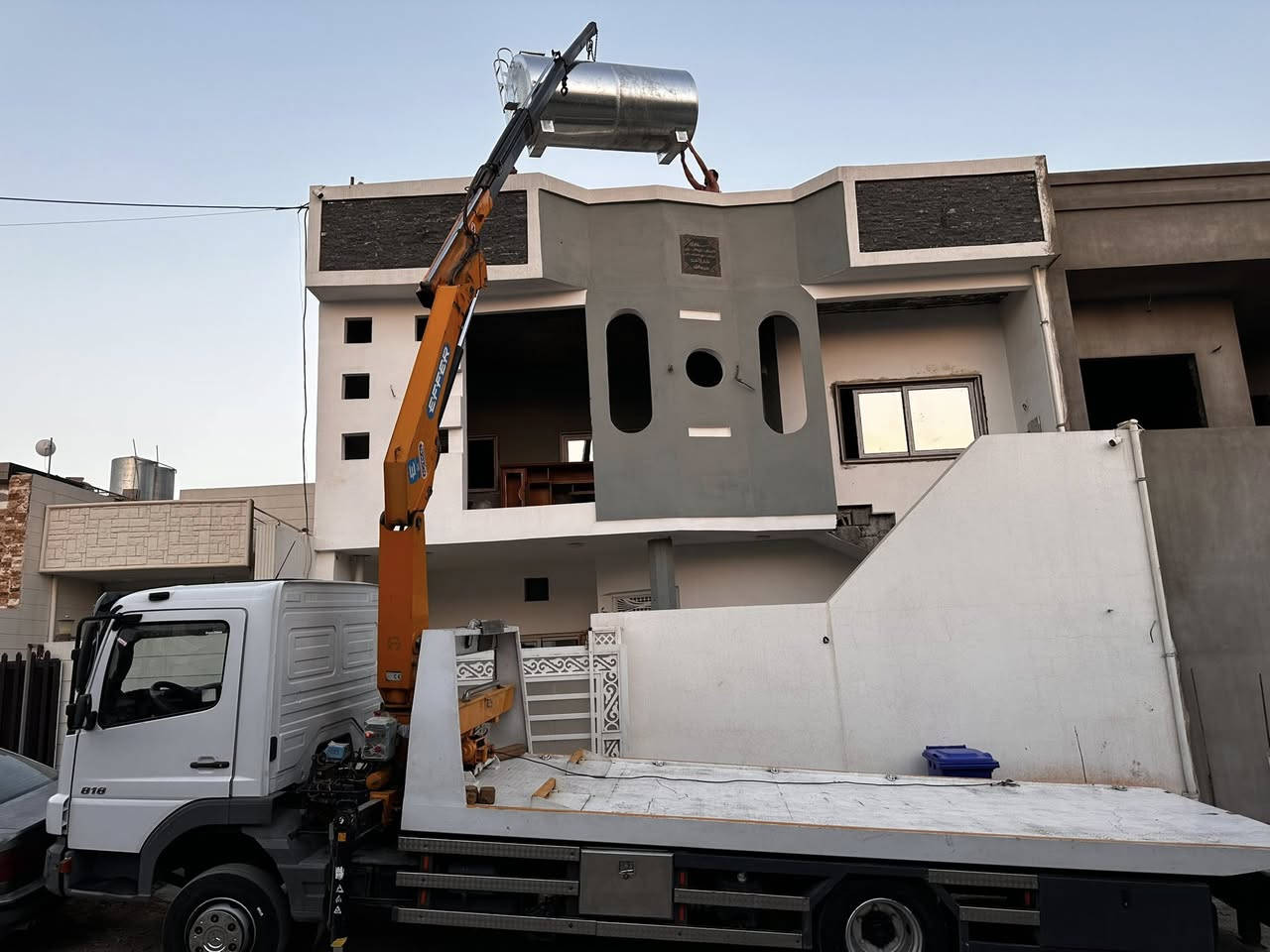 يوجد لدينا نقل سيارات بدون اي خدش بطريقه حديثه ونقل داخل محافظه وخارج جميع العراق بادارة ؛ محمد ***********
