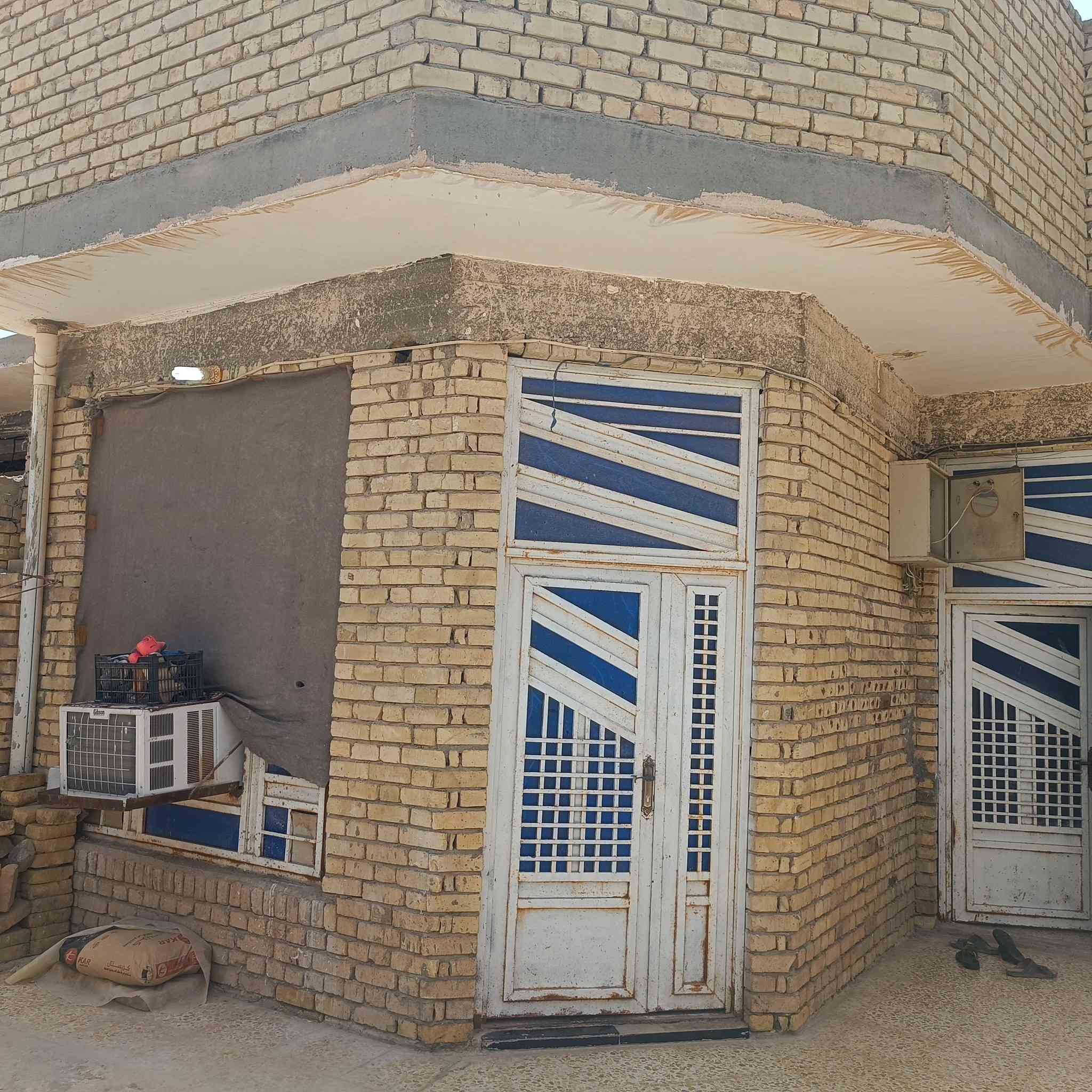 سلام عليكم بيت مساحه 200
الفتاحية حي الإمام مهدي فرع الفوج خدمات كامله ماء مجاري
كهرباء شارع طابق واحد طابوق الحي
يتكون من كراج واستقبال وصاله
غرفتين نوم وسطح شتايكر
سعر١٣٥وبي مجال وتصال على رقم ***********

