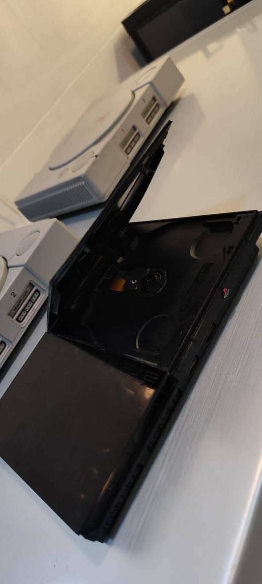 اجهزه بلي ستيشن 1 عدد اثنين وحده تحتاج باور
ووحده شغال عدسته شوي سحبه ضعيفه 
البلي تو شغال تحتاج فلاش


**إذا كنت صاحب هذا الإعلان وتريد حذفه لأي سبب، رجاءا أرسل رسالة إلى الدعم الفني**