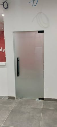 تنفيذ كافة أعمال الزجاج السكيورتي و قواطع الشركات والصيرفات  وكافة أنو...