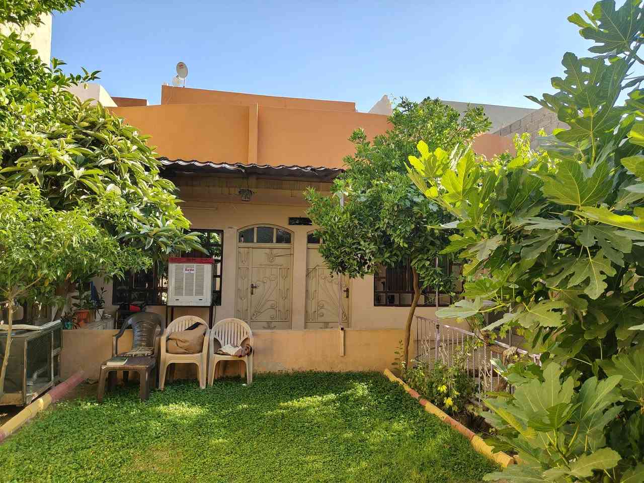 🏡 للبيع دار سكنية مميزة
📍 الموقع: الإصلاح الزراعي – مقابل جامع أحباب المصطفى
🔹 المساحة: 270 م²
🔹 سند 2025 باسم المالك
🔹 السعر: 145 مليون دينار (قابل للتفاوض بحدود المعقول)
مواصفات الدار:
🔸 الطابق الأول:
حديقة
كراج يتسع لـ 3 سيارات
3 غرف نوم
غرفة استقبال (7 × 4 م)
هول داخلي (4 × 4 م)
مطبخ حار ومطبخ بارد
حمام + تواليت
صحيات سيراميك
🔸 الطابق الثاني:
غرفتا نوم
هول (3 × 8 م)
✅ مجموع غرف النوم: 5 غرف ✅ أغلب الدار سقوف ثانوية 
📞 للاستفسار: ***********
📞 أو: ***********

