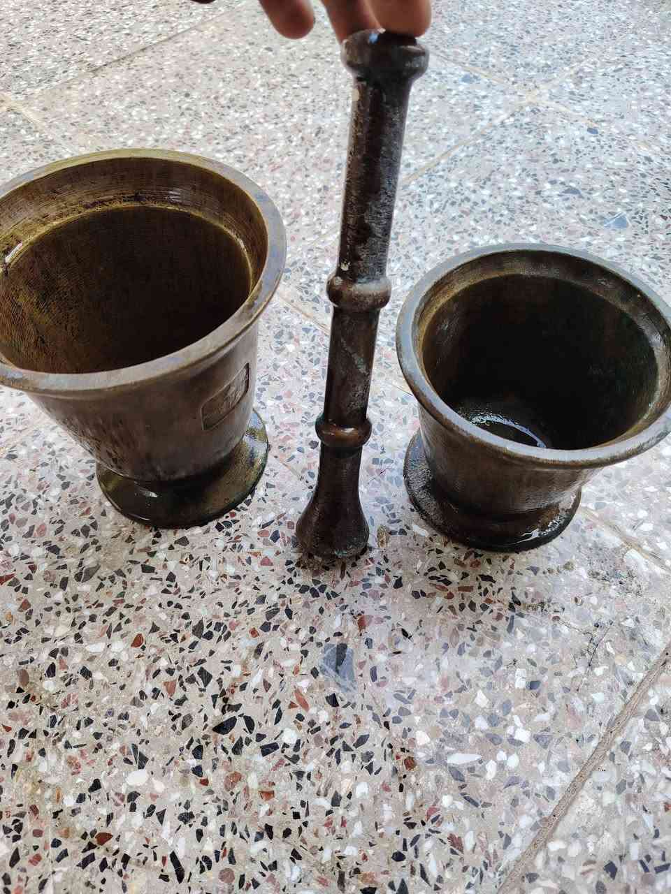 هاونات ٢ صغير وكبير ويده السعر ١٥٠ فقل اتصل ع رقم ***********  مكاني نجف
