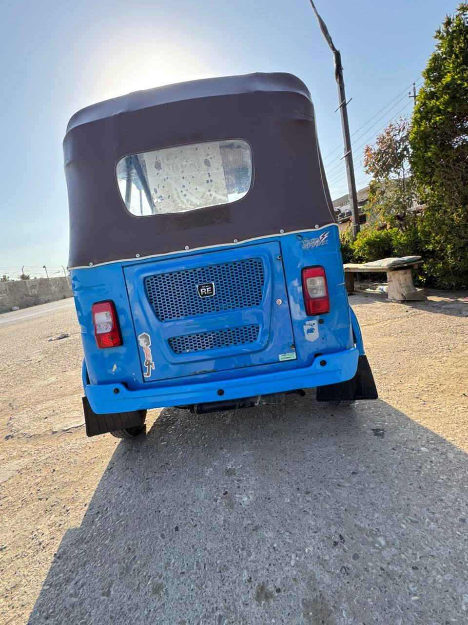 السلام عليكم تكتك زركه موديل 2022 مرقم للبيع
بيها ضربه لغد وصفحه.. مكينه مكفوله 
العنوان:بغداد جسر ديالى القديم  
السعر 8 مليون بيها مجال
رقم الهاتف ***********
