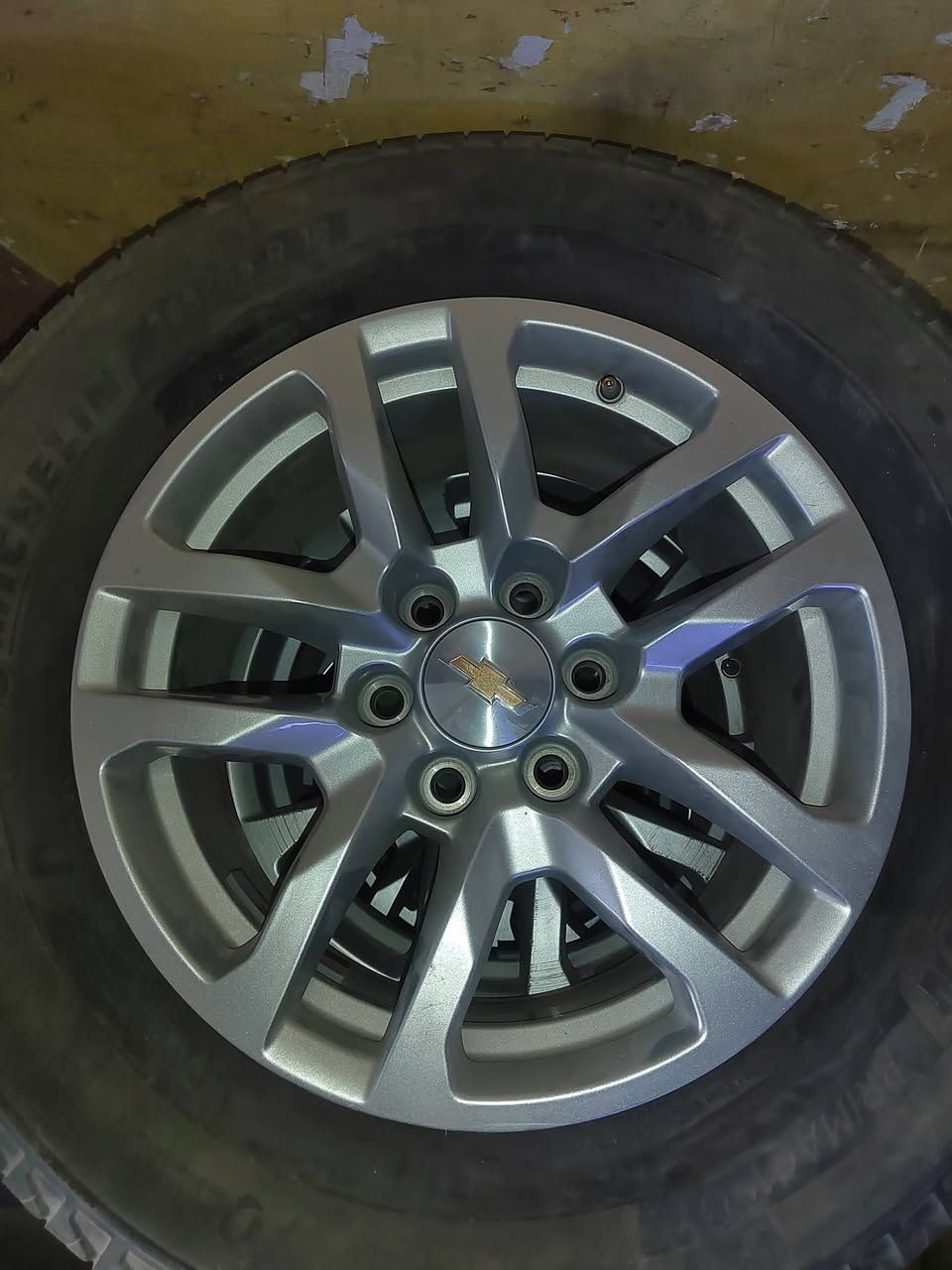 السلام عليكم ورحمة الله وبركاته
تخم ويل كب مع تايرات مشلن مال سياره تاهو ٢٤ ماشيه ١٠ الاف فقط نضافة الويل ١٠٠/١٠٠ مكاني ديوانيه المركز *********** خلي سعر وبالعافيه عليك شديت ويل بريمر
