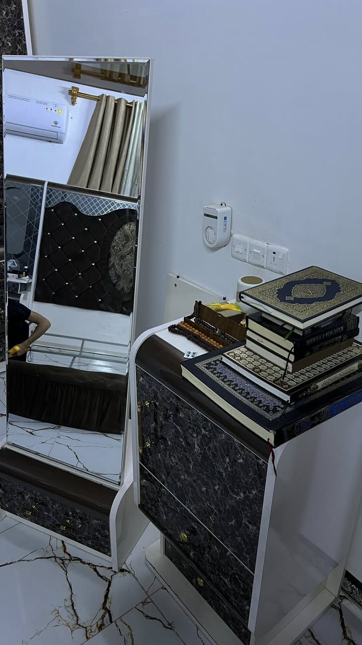 سلام عليكم غرفه اخشاب عرسان
 جديده مستعمل صار 8 اشهر
  خمس قطع  
السعر 900 وبيها مجال 
المكان الديوم جنة تكريت 
الرقم / ***********
