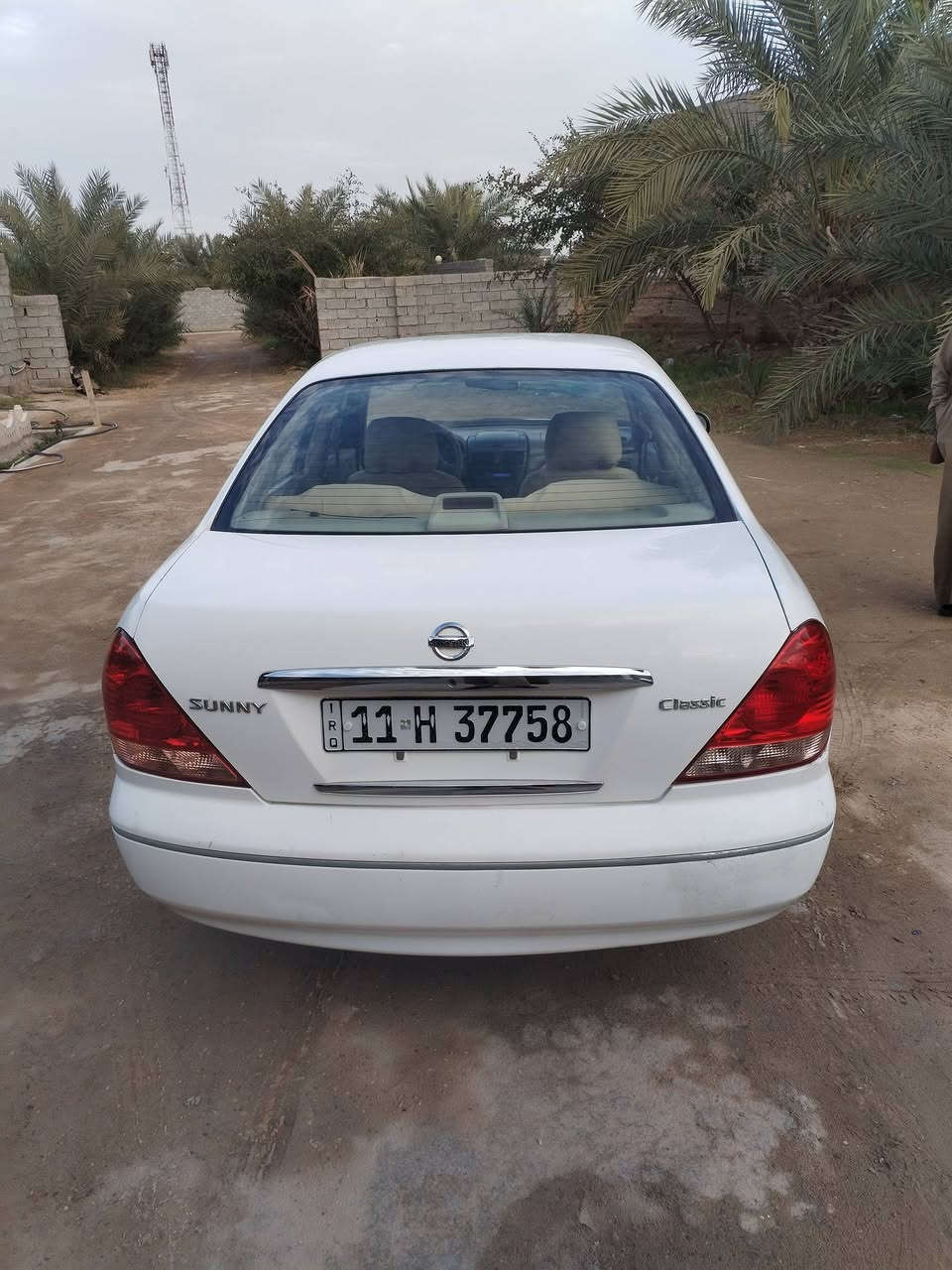 نيسان سني محرك ابيض 2009 بدن ضربه بدون صبق على وضع الشركة تخم تاير رقم انكليزي رقم بغداد هزاع صار شهر السياره بسم صاحبه اسعر 115 ورقه وبيه مجال شويه 
أخوان اني مكلف بل النشر هاذا رقم صحاب السيارة *********** ابو حسين مكان السياره فلوجه الكرمه
