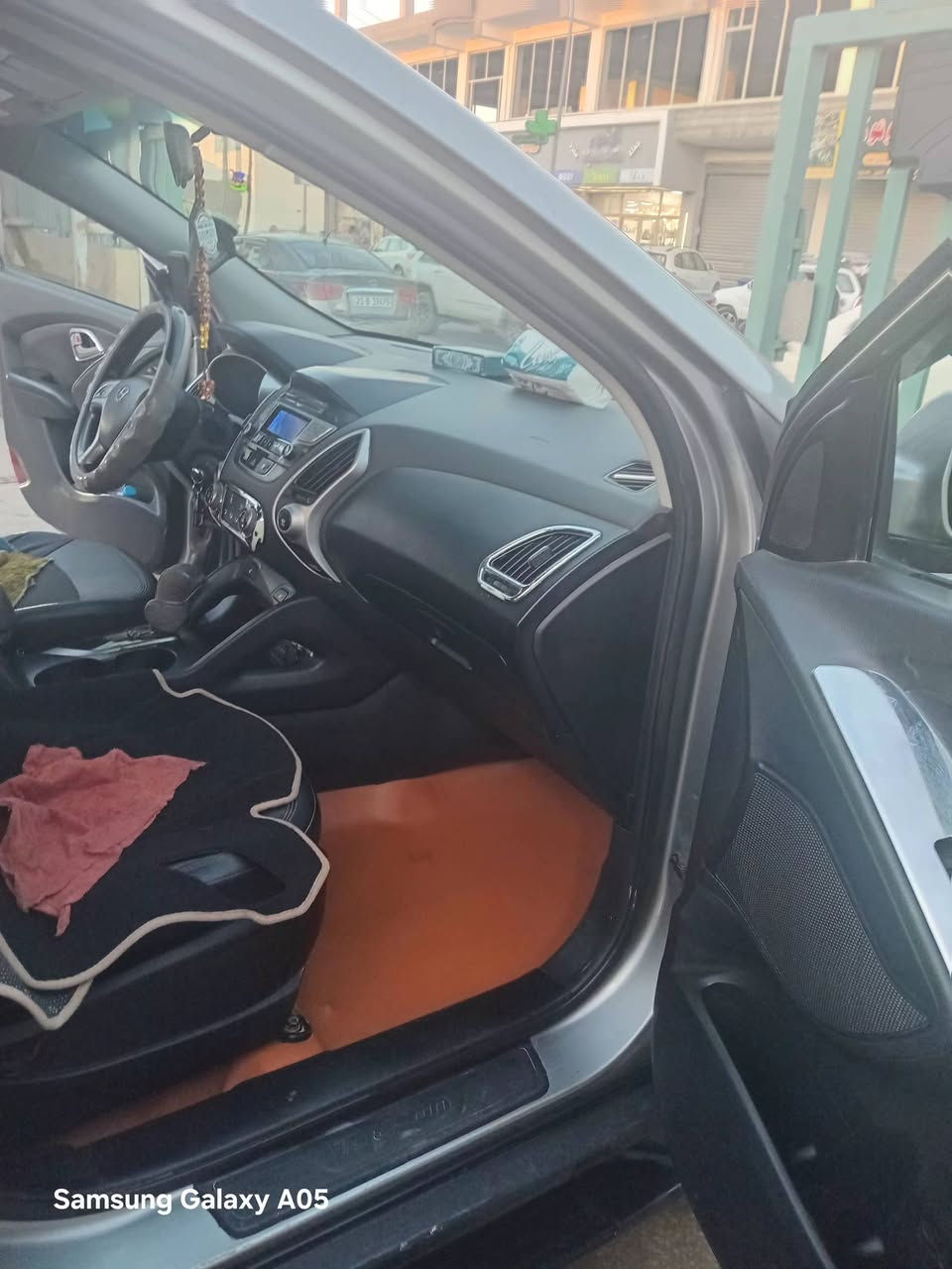 توسان سلفر ٢٠١٢ أمريكي  محرك ٢٤٠٠ فور ويل تحكمات تبريد  السياره جاهزه من كل شي رقم ديالى ٢٠٢٨ للاستفسارعلى الرقم ***********
