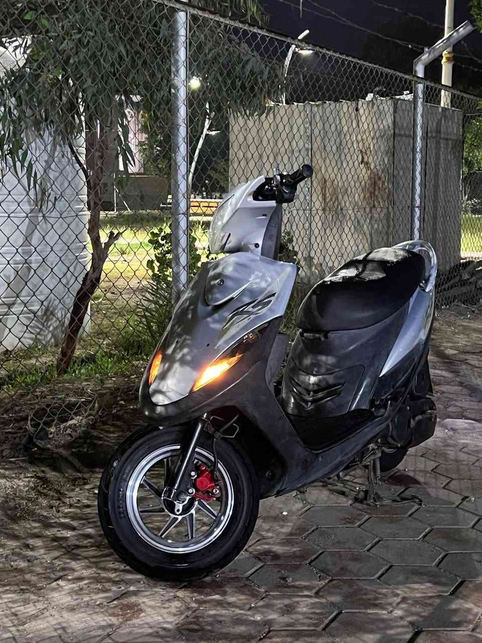 السلام عليكم دراجه للبيع ماكس عدله  دراجه انكطم البلك وفتحنه بس الكور طلعنه البلك فقط دراجه كامله مكمله كله ختم واحد شغاله من لايت الى البك لايت سعر ٧٥٠ وبيه مجال ناصريه حي الشهداء رقم ***********
