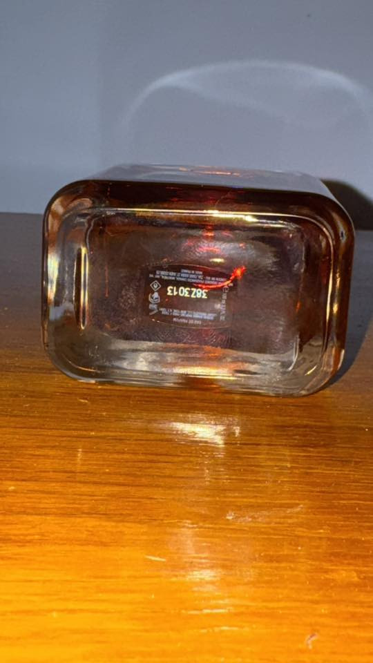 السلام عليكم للبيع عطر Stronger With You Intensely مستخدم رشة وحده فقط مثل ماواضح 100مل اورجينال اصلي 100‎%‎ متوفر توصيل الشراي يتصل على الرقم *********** السعر المطلوب 150 الف.
