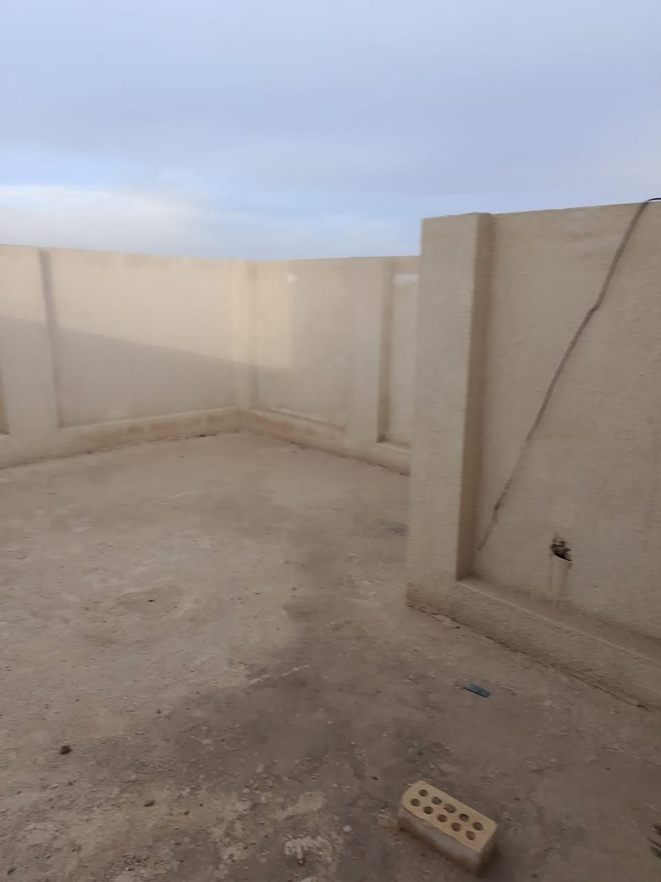 سلام عليكم عندي بيت البيع بل الكرغولية قرب جسر حديدخضر بين سدين هيكل سند ٢٥ مساحه ١٠٠ سعر ١٠٥ وبي مجال يراسني خاص او وتساب *********** او رقم ***********
