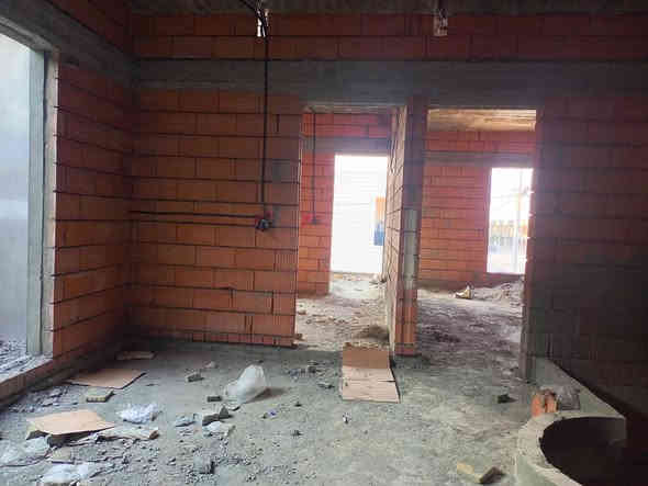 💒 بيت طابقين للبيع في خانقين مجمع الوند ستي 🏘️ المساحه 200 متر 💒
🟨 يحتوي الطابق الاول على 1 غرفة نوم واستقبال وصاله مفتوح عل المطبخ حار وبارد ومجمع صحيات وكراج سياره وحديقة 
🟨والطابق الثاني 3 غرف نوم وصاله ومجمع صحيات وبلكون 
علما سعر البيت للشركه 165 مليون الواصل 45 مليون والباقي 120 مليون على شكل قسط شهري/رايد مكسب على سعر البيت 6 مليون 
البيت فول سيراميك وسقوف مغربي وديكورات والأبواب والشبابيك من الألمنيوم مع نظام دكت موقع البيت مميز وراقي جدا 
💥 للمراجعة مكتب سمير للعقار توله فروش للأستفسار عل الخاص/***********
