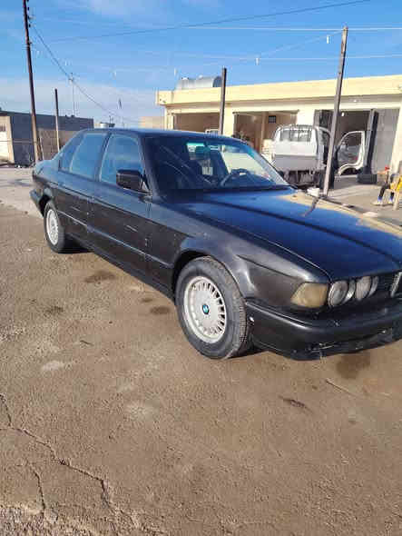 السلام عليكم بيم حجم 735 رقم نينوى سنوية بيضة ابيع حبل بدون تحويل فقط مكفولة كير ومحرك شرط صدر خلفي وامامي جديد تخم تاير أربعة جديد مسجل وأربع سماعات شغال كهربيات كلهة شغالة كشر وقرفة جديد داخل حيل حلو كير اوتو سيارة جاهزة السعر ٢٥ ورقة وبيهة مجال مكان السيارة العلم قريت الربيضة ***********) *********** مراوس حسب القناعة
