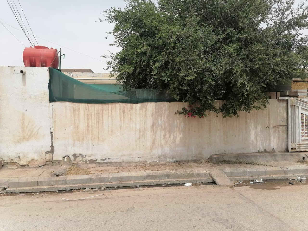 بيت طابو ملك تحويل مباشر
،، حي الروضة
قرب بيت الحاج طاهر 
يتكون من استقبال ٧ونص متر
وغرف عدد ٢
وصاله ومطبخ
كراج سياره
متوفر جميع الخدمات
المساحه الكليه ١٨٢َمتر
***********
