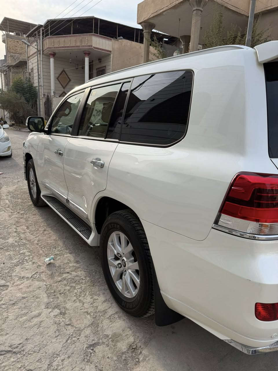 السلام عليكم اخواني
لاندكروزر GXR/ 6 سلندر 
موديل 2017
السياره ساز اصل ومعروفه مواصفاتها

3 شاشات

طفايه 

تشغيل عن بعد

كراسي كلهن كهربائ وجلد 

مري قلاب وكهرباء

فتحه 

3 قطع تبريد 

بصمه تشغيل بصمه دخول

السياره ماشيه 76 ألف كيلو متر حقيقي شرط الفحص 

السياره مغلفه بالكامل ppf نانو من الزيرو

السياره كفاله عامه من الشخط عدا ( تقسيم باب السايق ) من الشركه بدون لأضربه لاصبغ لاشخط لاتبديل

العنوان بصره /// ***********
