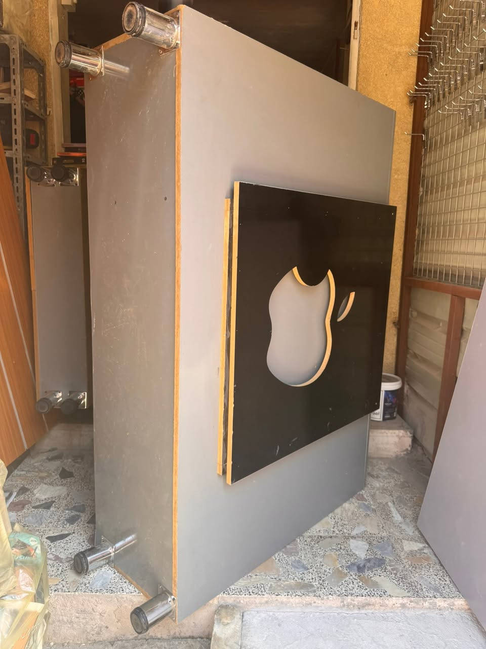 فاترينات عدد ٣ … اثنين سجج ووحدة رفوف وميز صيانة مرتبات ونظيفات للبيع السعر ٤٠٠ بغداد الشعب واتس ***********
