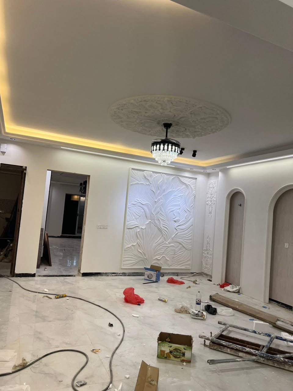 🏠 خلي بيتك يحچي فخامة مع أحدث ديكورات الجبس بورد ✨  
إبداع بالتصميم ودقة بالتنفيذ بأسعار تناسب الجميع 🔥  
لا تخلي بيتك عادي… خله يلفت النظر 😎  

📱 للتواصل: ***********
