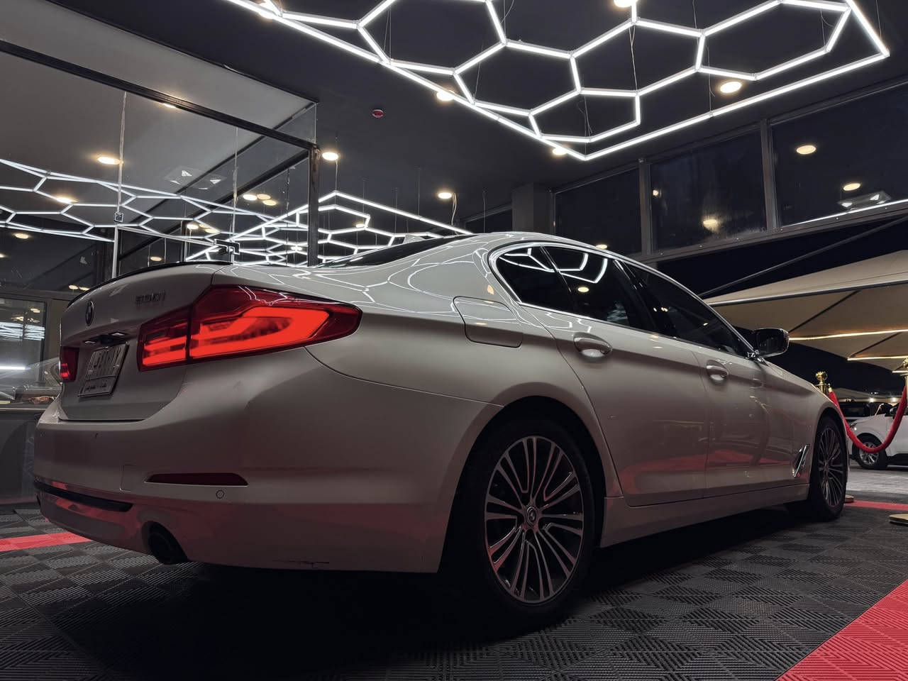 ‏BMW 530i ( sport line )
الموديل ( 2019 )
الحادث ( ابواب اثنين جهة الصدر )
————————
المواصفات /
————————-
*  المحرك:رباعي الأسطوانات سعة 2.0 لتر مع شاحن توربيني. 
*  القوة الحصانية:252 حصانًا. 
*  نوع الوقود:بنزين. 
*  ناقل الحركة:أوتوماتيكي بـ 8 سرعات. 
*  الدفع:دفع خلفي  
التصميم والمقصورة

*  عدد المقاعد:5 مقاعد ، لون بني مجهزة بتدفئة
*  الأبواب:4 أبواب. 
*  المقصورة:أنيقة ومريحة، وتأتي مع لوحة عدادات رقمية قياس 8.8 بوصة وإضاءة محيطة. 
*  نظام الصوت:نظام صوتي قياسي بـ 12 مكبر صوت، مع إمكانية ترقية إلى أنظمة Harman Kardon أو Bowers & Wilkins. 
التكنولوجيا والميزات

*  نظام المعلومات والترفيه:شاشة لمس قياس 10.2 بوصة مع توافق Apple CarPlay اللاسلكي. 
*  ميزات مساعدة السائق:نظام الكبح التلقائي في حالات الطوارئ قياسي، مع خيار حزمة مساعدة السائق التي توفر ميزات القيادة شبه الذاتية. 
*  المقاعد:مقاعد قابلة للتعديل بـ 16 وضعية. 

***********
