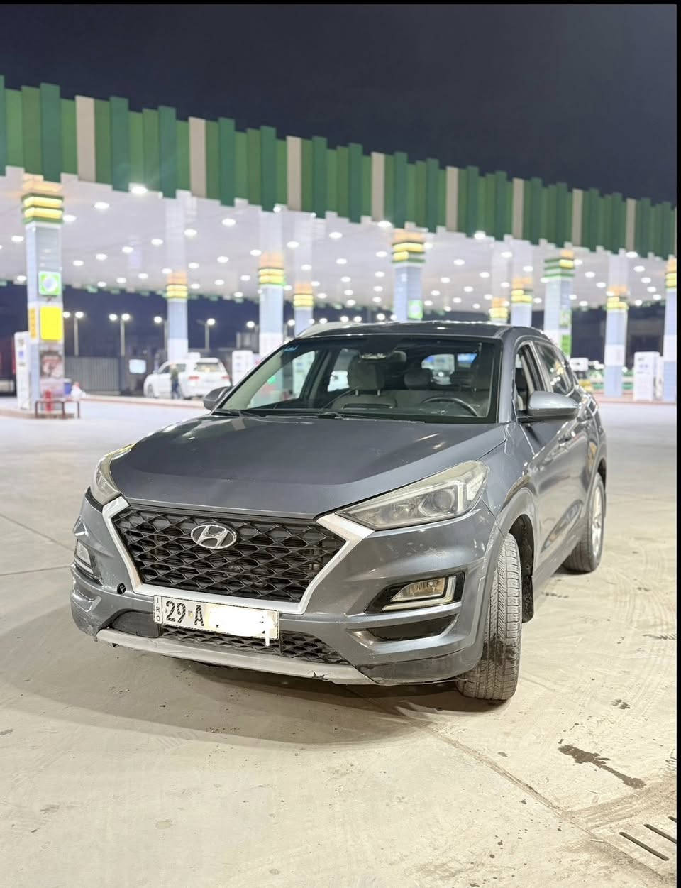 السلام عليكم بيع مستعجل 
توسان 2019 وارد امريكي سونار مرفق مع الصور  مكينه دوش 2000
نص فول 
شاشه 
حساسات 
تحكم استيرن 
مود درايف 
هندر بريك دكمه 
تحديد مسار 
قطعتين تبريد 
رقم واسط الجديد ( باسمي )  
مكان السياره بغداد البلديات 
الشراي يتصل 137 بيه مجال بسيط  
رقم هاتف *********** الشراي يتصل
