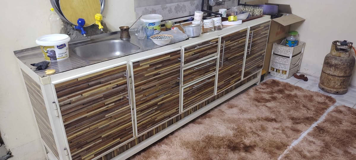 كاونتر مترتين ونص مسويله سنك من الجهه اليسره كلش نضيف السعر ١٢٥ وبي مجال
*********** بغداد, العراق
