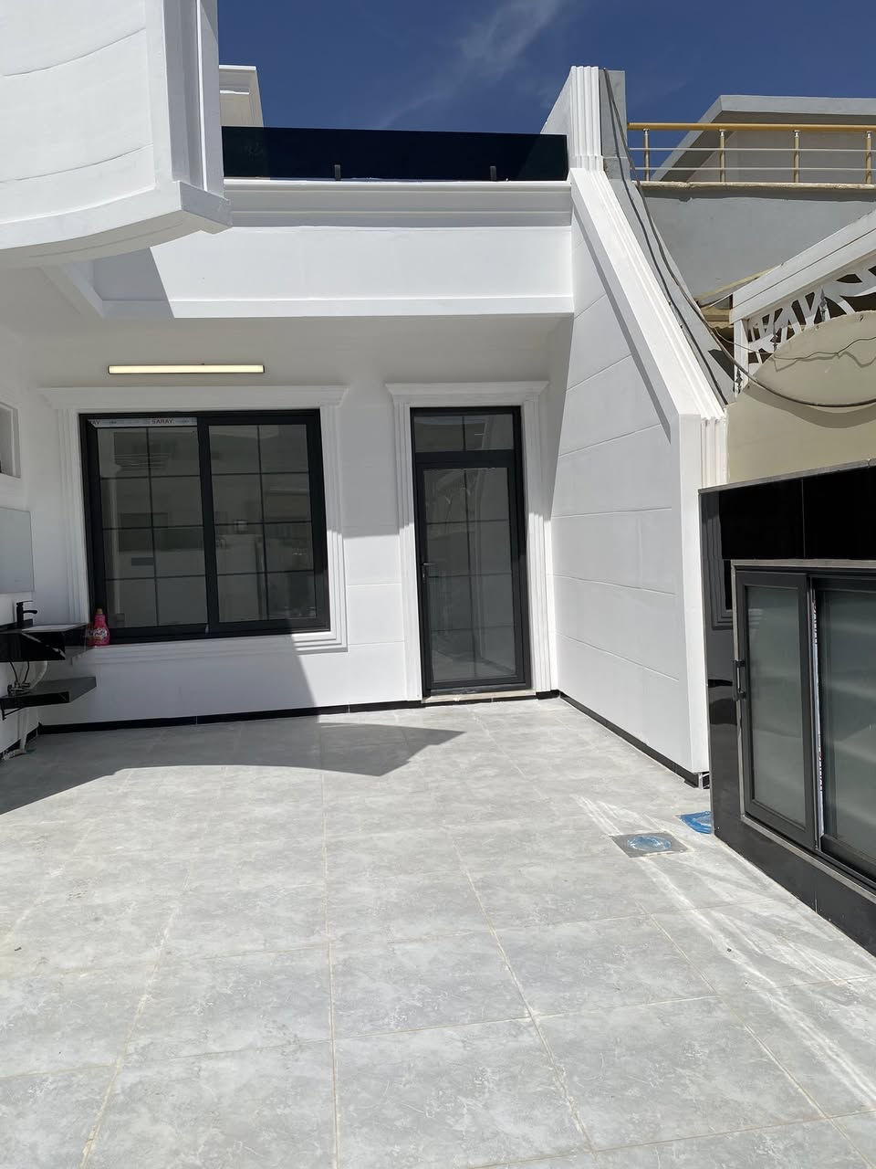 سند طابويسجل باسم أي عراقي 
أربيل  منزل للبيع زيرو في المهندسين  اندزياران
@ مساحة 200متر طابق ونص 
يتكون من 
3غرف نوم
استقبال  صالة مطبخ مجموعات صحية 
للتواصل. 
***********

***********
**********************
السعر 11دفترر و 50ورقة
