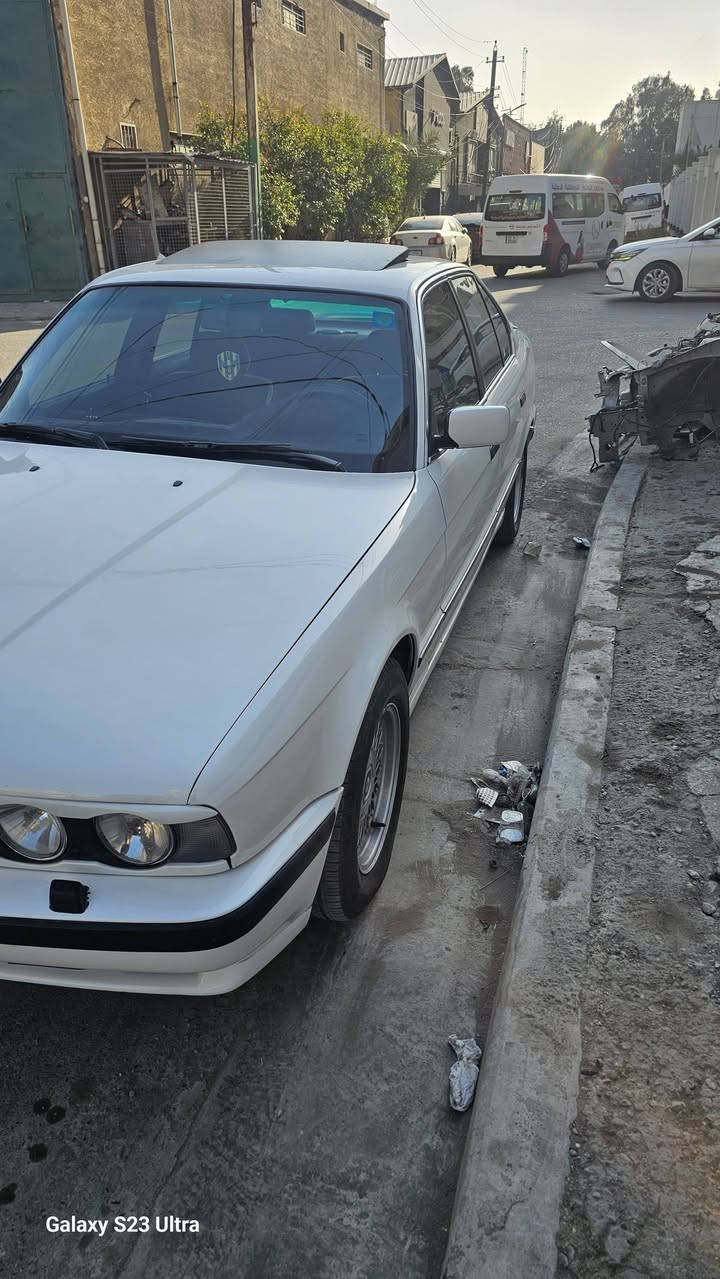 تحياتي للجميع
السلام عليكم 
من رخصة الادمن
BMW للبيع او مراوس خفاش40 & 44
الحجم 535 الموديل 91 باسمي تحويل مباشر
السياره محرك كير خير من الله ايميل تبريد ثلج كشنات كهرباء حماوه ثابته نص السياره جاهزه من كلشي ترايك وين متريد يعجبك صدر تخم تاير  كهربائيات كامله نصبته تخبل اكسل خفيف دواخل خير من الله كشنات كهرباء اسف على الاطاله السياره بغداد *********** اي استفسار متواجد واتس او اتصال
