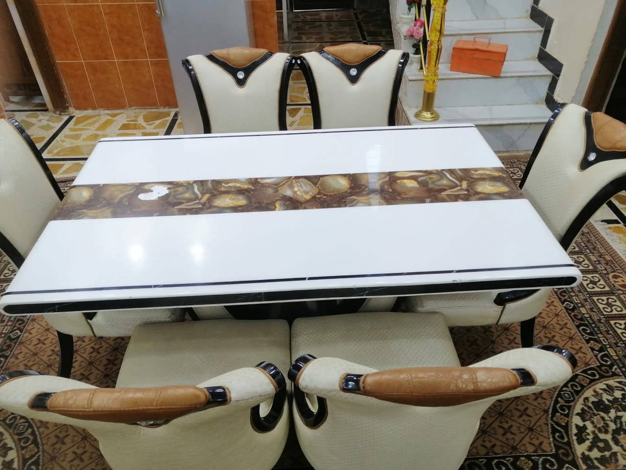 ميز طعام خشب تركي اصلي 6 كراسي كامل مستعمل اخو الجديد للبيع مو كلف بل نشر ***********
