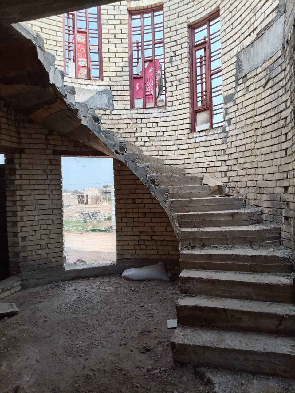 🏡 بيت للبيع – طابو زراعي (سند ٢٥)
📍 حي المهندسين – طريق أبو الجاسم
📐 المساحة: ٥٥٠ م²

🧱 مواصفات البناء:
• طابوق
• هيكل مسقف
• البناء مسلح السقف

🌳 مميزات إضافية:
• حديقة بمساحة ٢٠٠ م² مشجّرة 🌿
• يحتوي على خدمات نظامية (ماء + كهرباء)

تفاصيل البيت:
• غرفتان نوم كبيرة 🛏️
• صالة
• استقبال
• مطبخ
• بيتونة كبيرة (ممكن استخدامها غرفة أو مخزن)
•مجمع صحيات

🛣يكون
• شارع أمامي١٢ م
• شارع فرعي ٨ م

📞 للاستفسار: ***********
🏢 مكتب عقار أهالي المسيب
حي المعلمين الثالثة – قرب جامع محمد الجواد

💬 السعر: على الخاص
