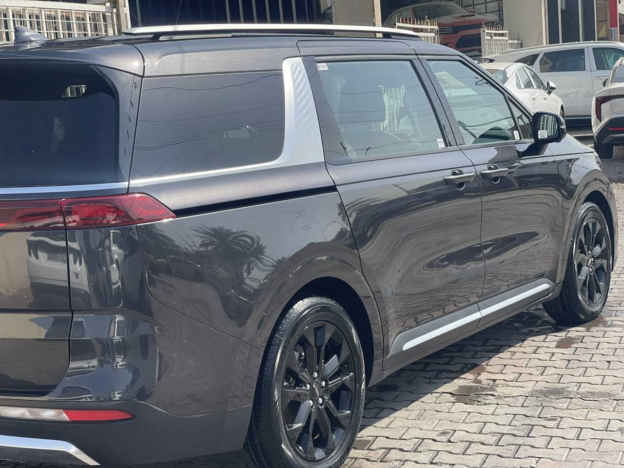 السلام عليكم الغوالي 

كيا كرنفال 2022 وارد امريكي 
حادث موضح بلصور صبغ بابين فقط بدون داخل بدون ايرباك ماشيه 40 الف ميل فول مواصفات عدا البانوراما 
لد امامي خلفي 
كشافات اماميه 
خمس كامرات كامره داخليه دواخل ليزريه 
كشنات جلد 
الكراسي الاماميه كهرباء 
تدفئه تبريد كشنات 
ذاكره كشن السائق 
حساس امامي خلفي 
سبايه 
سبع مقاعد قابله للطي 
اربع بصمات ابواب 
صندوق كهرباء 
ويل كب 19 كروم 
تبريد ثلاث قطع 
اربع بردات 
السياره رقم شمالي باسم شركه تحويل او وكاله 
مكان السياره بغداد الكريعات للاستفسار اكثر
***********
