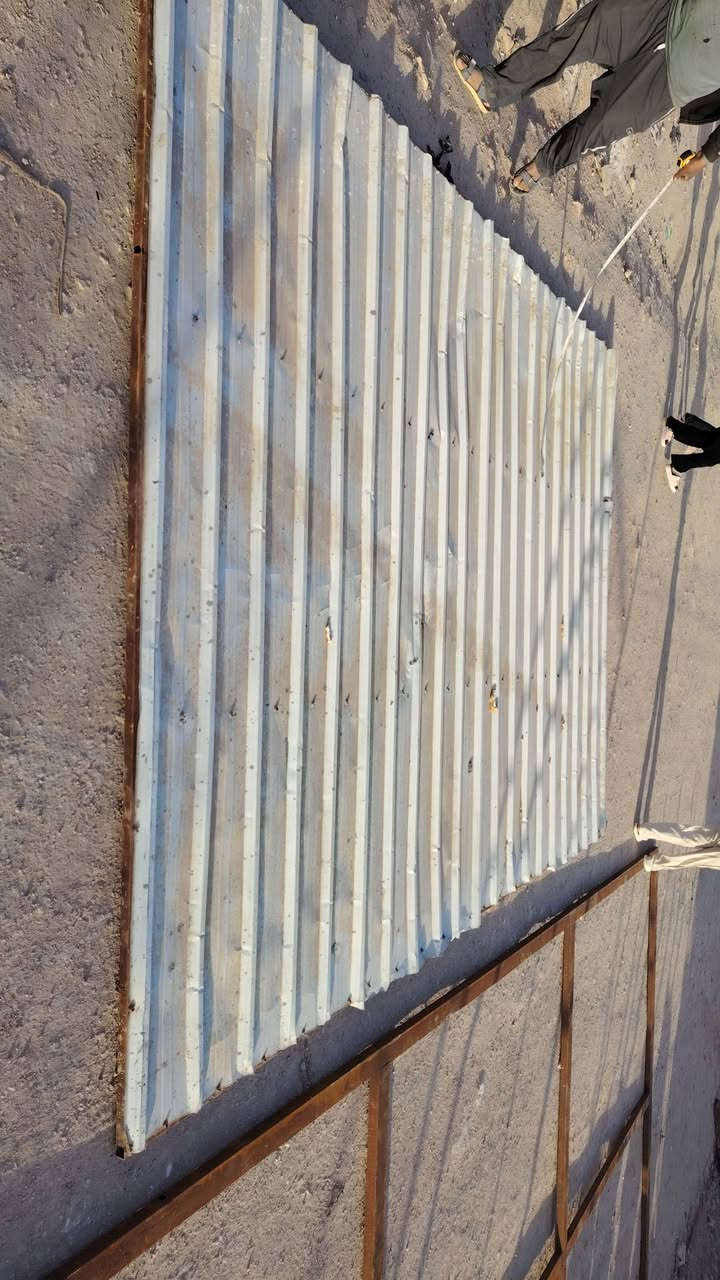 توجد سقيفتين وسندويج  وحده طوله 7متر وعرضه 4متر والثانيه طوله 4متر والعرض 3 متر الاستفسار على الارقام *********** او ***********
