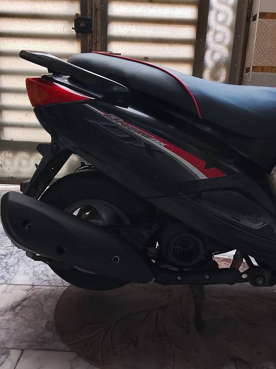 السلام عليكم، قبل كلشي خلينة نتفق من هسة ( تجي تفحص وين متريد او جيب وياك فيتر بكيفك )،
الدراجة بريز ببغاء مال جناي نظيفة وما متعبهة، محركهة مكفول مامفتوح، مامتعوب ابداً
ناعم بشكل مو طبيعي ما شاء الله، الدراجة جايبهة من البيت للمدرسة ( ومرات اطلع بيهة اجيب 
صمون لو اخذلي فرة )، دراجة نشيطةة شلعة ومعدل، تشتغل سلف وهندر بأي وقت كان، 
من الاخير الدراجة اخت الرمبة ومثل ماگلت تجي تفحص وين متريد، الدراجة بدون اوراق 
مكفولةة من السرقة تجي تاخذهة من باب بيتنة، 
بالنسبة للسعر رايدهة ب "850" بيهة مجال قليل، لحد يكسر بالسعر، اذا متعرف سوق الجديد لاتتعبني
( الدراجة بالواقع احلا)  
مكاني بغداد مدينة الصدر، رقم الاتصال ***********
