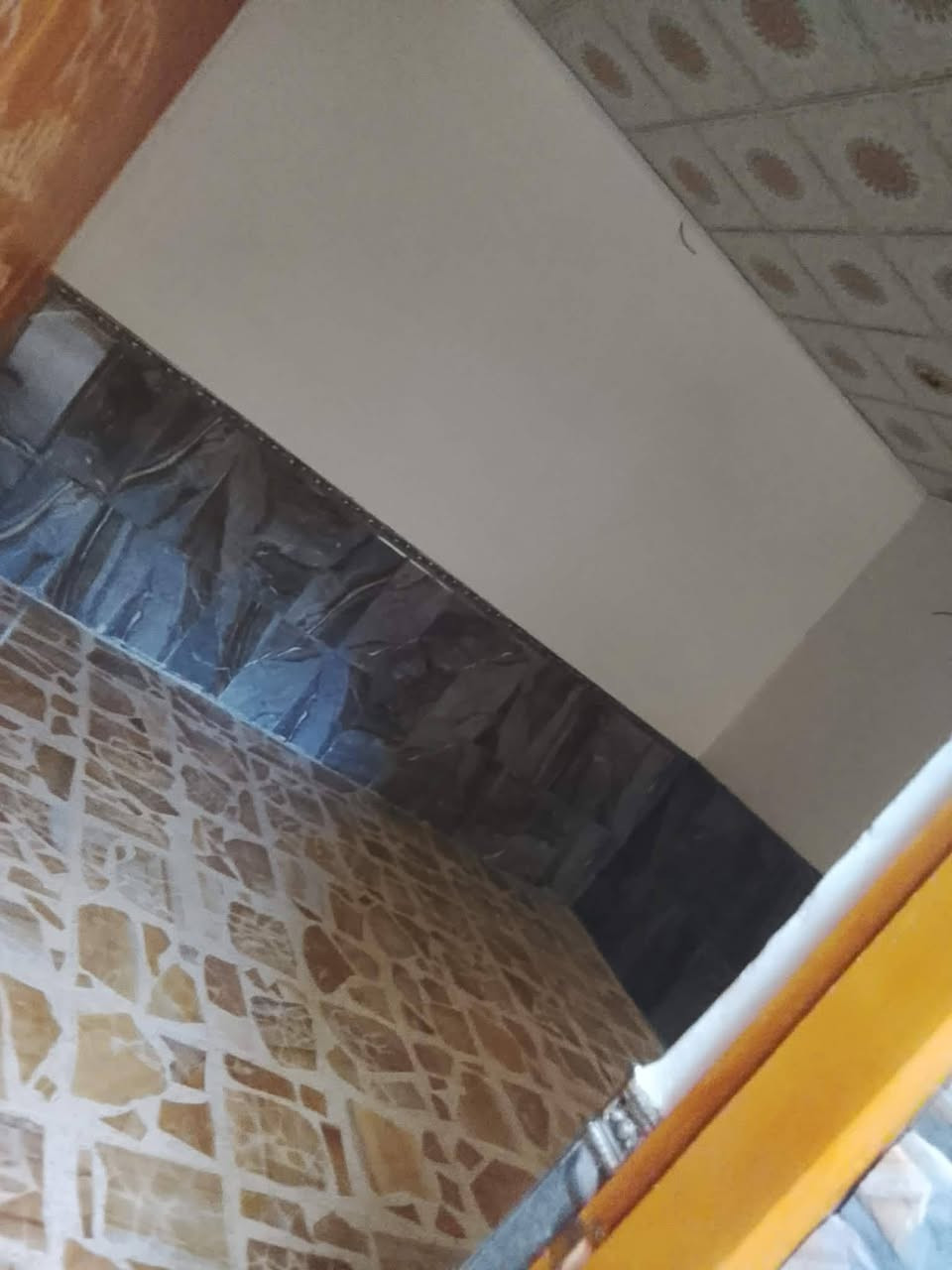 السلام عليكم 

بيت لايجار في النجف لاشرف حي النداء منطقت 48 شارعه مفتوح ع شارع المكاتب وثاني بيت عن الساحه مال مدارس لامسك والعنبر وعصر الضهور المدرسه الصينيه 

المساحه 100 م يحتوي ع استقبال صاله مطبخ غرفه نوم حمام توليت طابق الثاني غرفه وصاله وصطح

البيت كله كاشي وسرميك ونضيف بي تانكي وماطور مغسله سخان جديد 

ايجاره 250 الف


**إذا كنت صاحب هذا الإعلان وتريد حذفه لأي سبب، رجاءا أرسل رسالة إلى الدعم الفني**