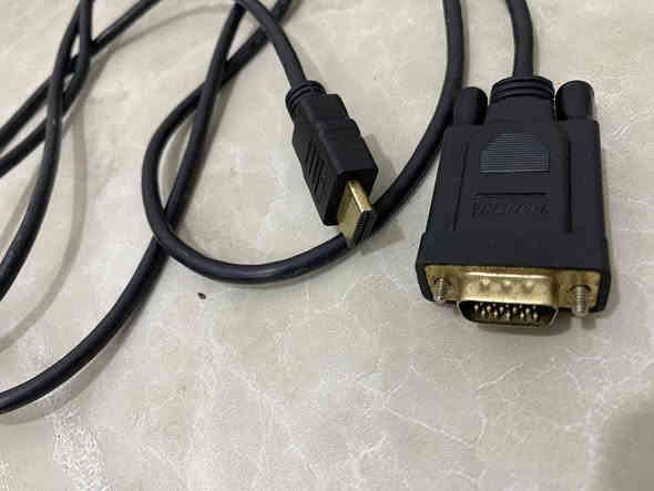 سلام عليكم شاشة ايسر رخيصة مع كيبلات كاملة
المواصفات

الموديل: Acer V193W

القياس: 19 إنج

الدقة: 1440 × 900

معدل التحديث: 60Hz – 75Hz

نوع المنفذ: VGA

نسبة العرض: 16:10

الملحقات: كيبل باور + كيبل تحويل HDMI إلى VGA (كما موضح في الصور)

---

للشفافية

الشاشة تعمل بشكل طبيعي لكن يوجد خط أزرق طولي ظاهر أثناء التشغيل.

منفذ VGA يعمل بدون مشاكل، لكن براغي التثبيت فقط مكسورة.

الحالة العامة جيدة للاستخدام المكتبي أو الكاميرات.

---

السعر 35 الف
مكاني بصرة قضاء شط العرب 
للاتصال او واتساب ***********
