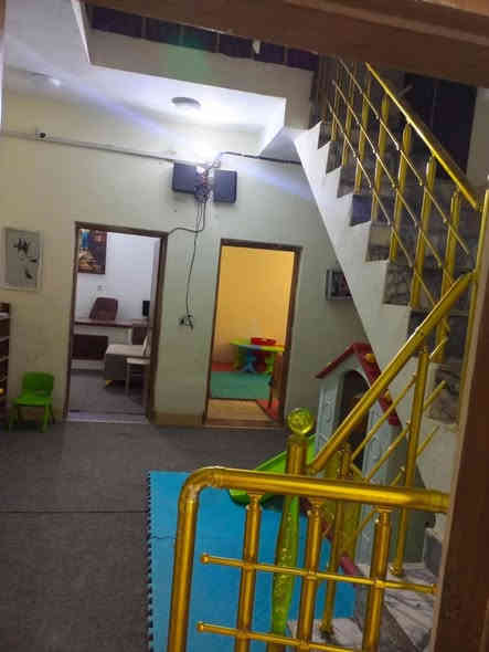 #دار_للايجار 📍 الموقع: #ام_الخيل_الأولى — خلف برج الأمراء
البيت ركن ومرتب وبناء حديث

📐 المساحة: 140 متر

⸻

الطابق الأرضي يتكون من:
 • غرفة
 • صالة
 • مطبخ
 • استقبال
 • صحيات
 • طارمة
 • خدمات أخر

الطابق الثاني يتكون من:
 • غرفتين
 • صالة

مكتب الماس للعقار والمقاولات العامة
 • موقع المكتب: نزلة حي المعلمين – قرب متوسطة الجزائر
 • رقم الهاتف: ***********
